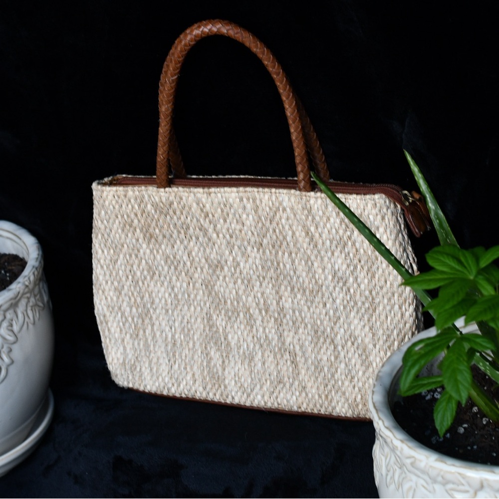 Relic straw woven woman’s hand bag purse medium size